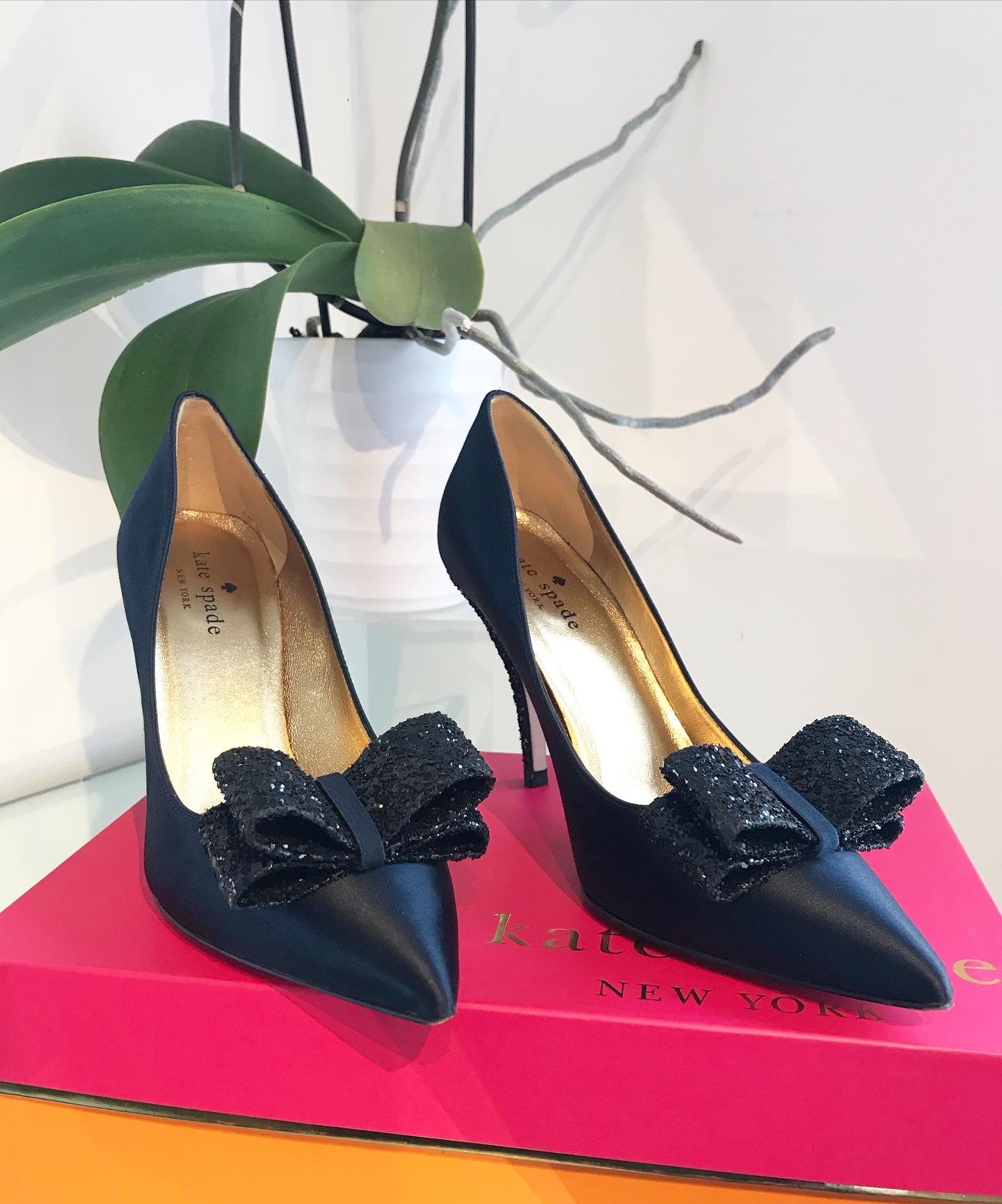 KATE SPADE Latrice Navy Satin Black Glitter Bow Pointy High Heel Pumps –  Susannah Designer Consignment