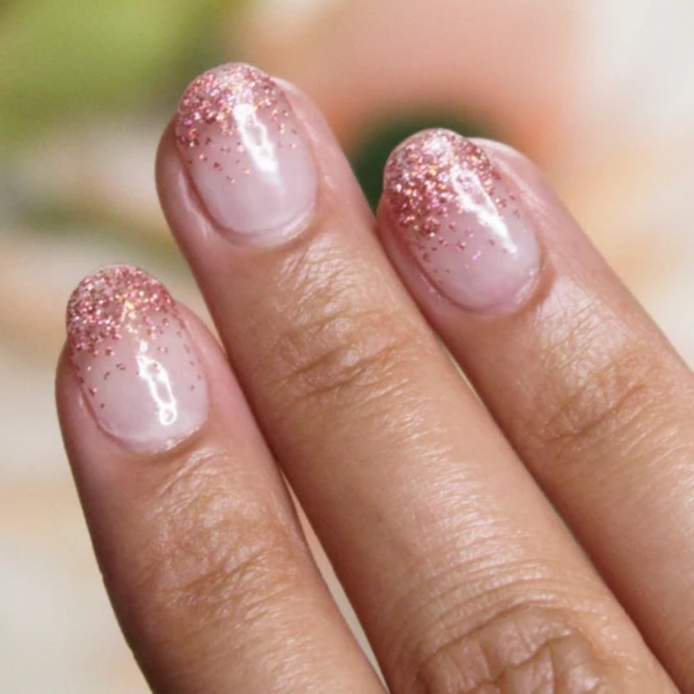 Pink Glitter French Tip: Kết hợp giữa sắc hồng ngọt ngào và hạt phấn lấp lánh, mẫu móng tay Pink Glitter French Tip sẽ làm bạn say đắm ngay từ cái nhìn đầu tiên. Xem hình ảnh để cảm nhận được vẻ đẹp đầy nữ tính của mẫu móng tay này nhé.