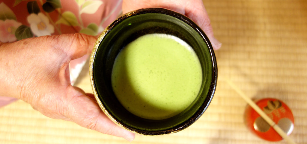 Matcha là một loại trà xanh nguyên chất của Nhật Bản được làm từ lá trà xanh xay thành bột siêu mịn. Trà matcha có màu xanh đậm và có hương vị đặc trưng, được sử dụng rộng rãi trong nghi lễ trà Nhật Bản và là thành phần chính của nhiều món ăn và thức uống, như matcha latte, kem matcha, hay bánh matcha. Matcha is a type of finely ground green tea powder originating from Japan. It is made from shade-grown tea leaves, which are carefully ground into a fine powder. Matcha has a vibrant green color and a distinctive flavor, characterized by its slightly bitter taste with sweet undertones. It is traditionally used in Japanese tea ceremonies and has gained popularity worldwide as an ingredient in various beverages (such as matcha lattes), desserts, and even savory dishes.