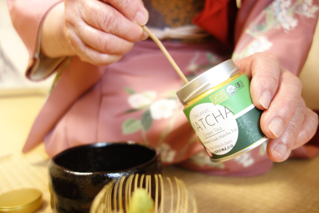 Matcha là một loại trà xanh nguyên chất của Nhật Bản được làm từ lá trà xanh xay thành bột siêu mịn. Trà matcha có màu xanh đậm và có hương vị đặc trưng, được sử dụng rộng rãi trong nghi lễ trà Nhật Bản và là thành phần chính của nhiều món ăn và thức uống, như matcha latte, kem matcha, hay bánh matcha.Matcha is a type of finely ground green tea powder originating from Japan. It is made from shade-grown tea leaves, which are carefully ground into a fine powder. Matcha has a vibrant green color and a distinctive flavor, characterized by its slightly bitter taste with sweet undertones. It is traditionally used in Japanese tea ceremonies and has gained popularity worldwide as an ingredient in various beverages (such as matcha lattes), desserts, and even savory dishes.