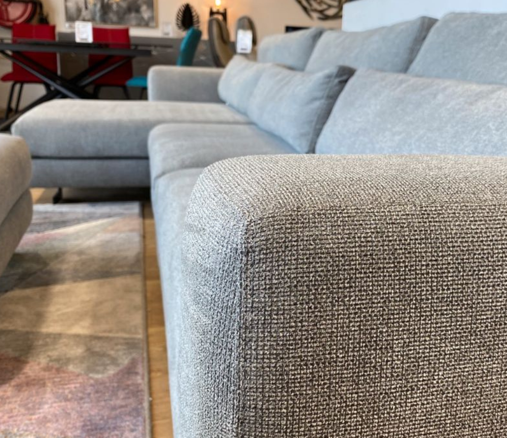 Canapé d'angle gris design méridienne en tissu  - Confort luxe - Remco - Souffle d'intérieur