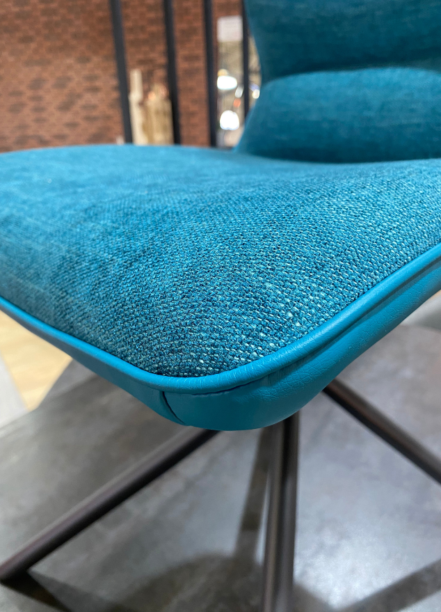 chaise bleu design pieds métal noir - Lievens - Souffle d'intérieur