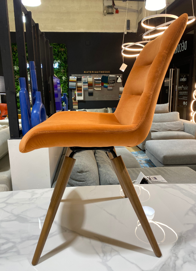 Chaise en velours orange pivotante pieds bois