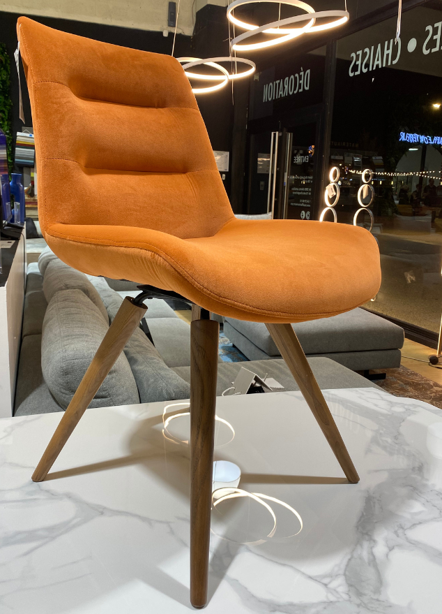 Chaise en velours orange pivotante pieds bois