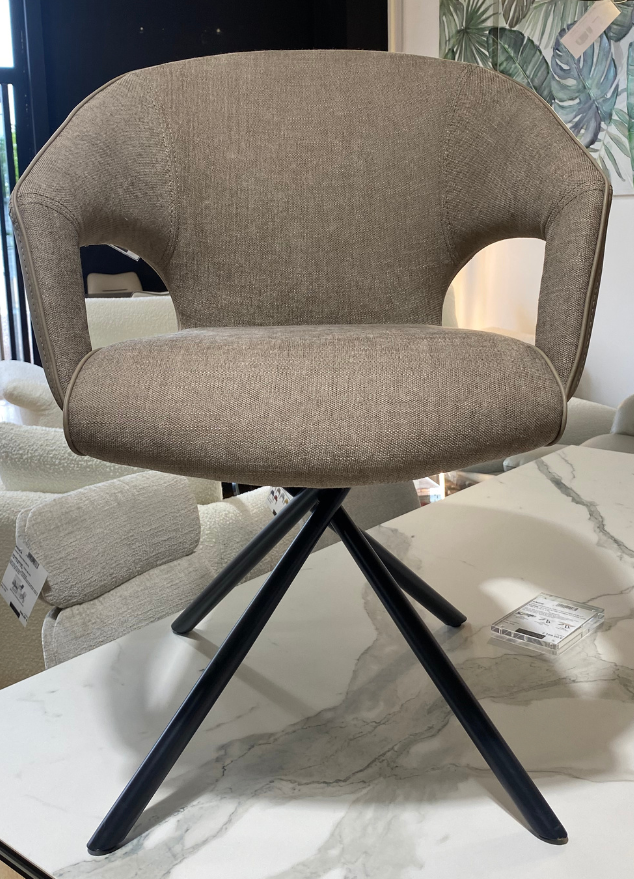fauteuil de table à manger avec accoudoirs en tissu taupe - Lievens - Souffle d'intérieur