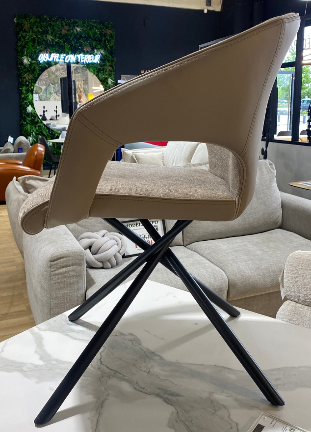 fauteuil de table à manger avec accoudoirs en tissu taupe - Lievens - Souffle d'intérieur