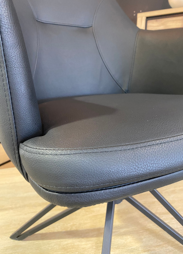 Chaise noir simili cuir avec accoudoir fauteuil de table - Souffle d'intérieur