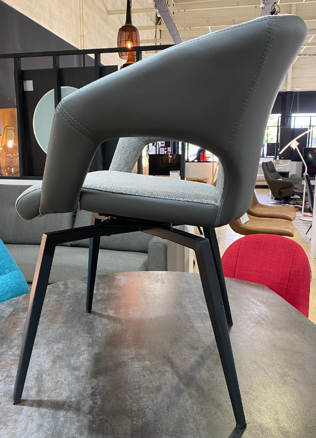 Chaise fauteuil de table pivotante gris clair pieds métal noir - Tablacasa - Souffle d'intérieur