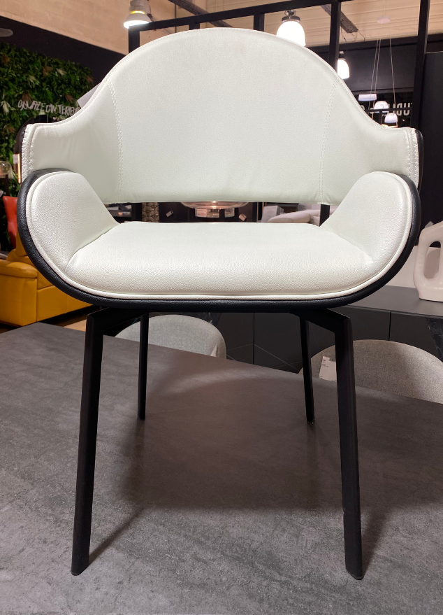 Chaise noir et blanche pivotante en simili cuir avec accoudoirs