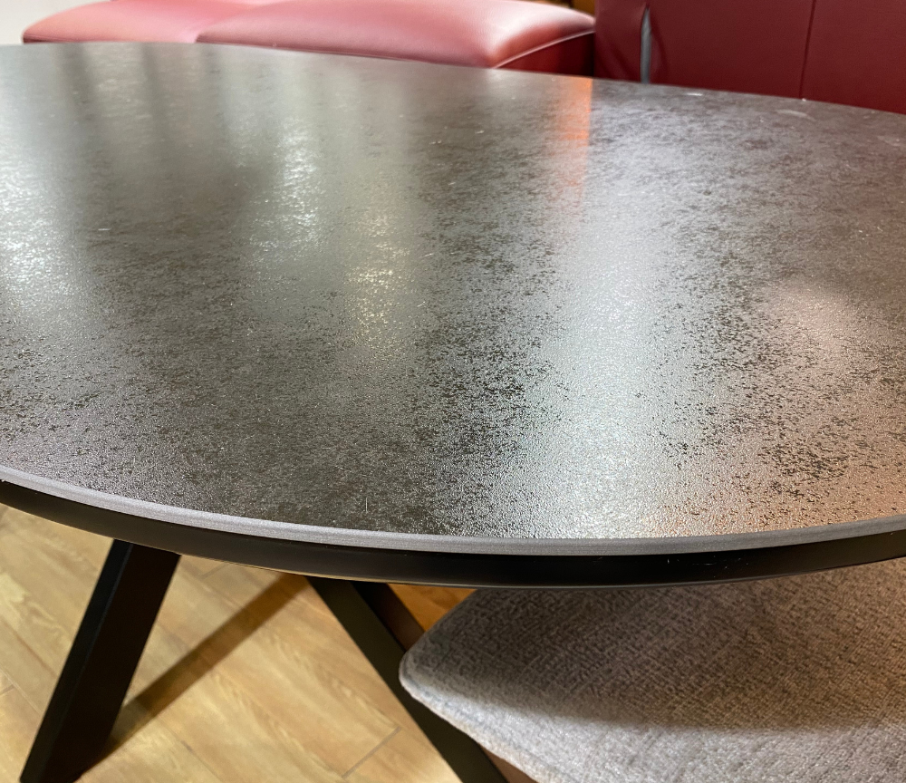 table ovale céramique grise pieds central métal noir - Souffle d'intérieur