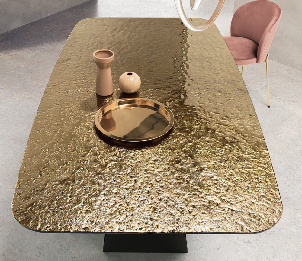 table en verre avec un plateau couleur doré design - Souffle d'intérieur