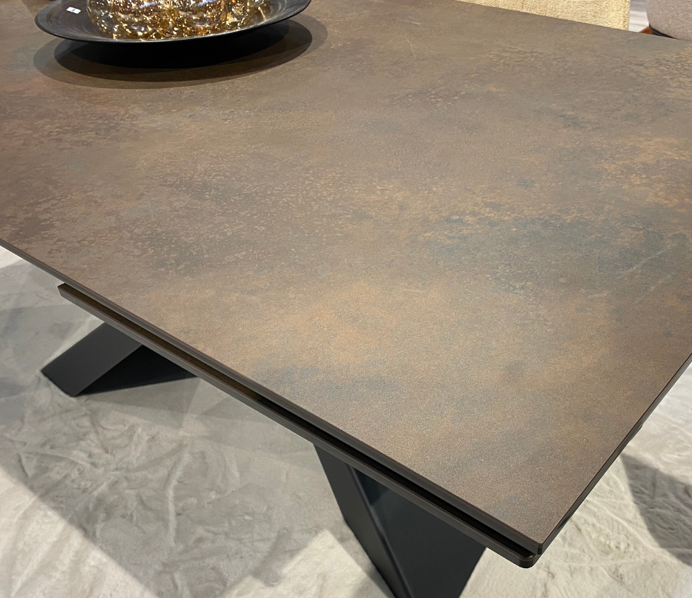 table céramique extensible rouille bronze rectangulaire design italien lievens akante - Souffle d'intérieur