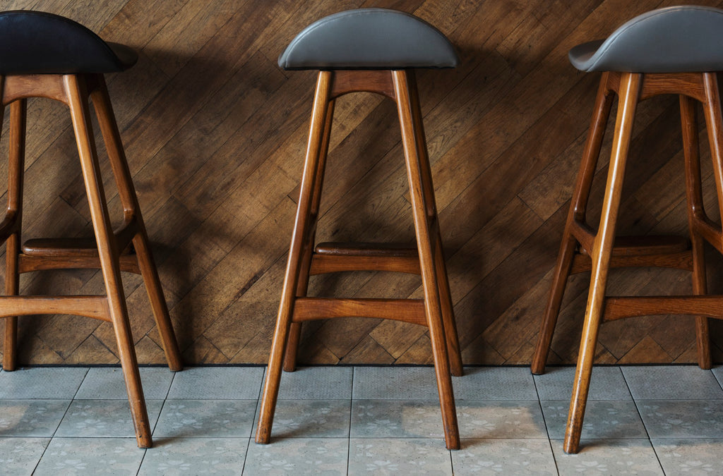 Chaises hautes ou chaises de bar : Quelles différences et comment bien les agencer ?