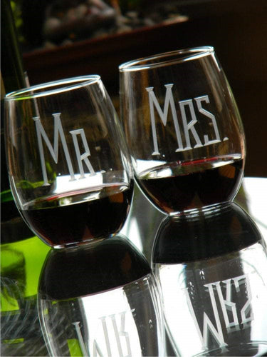 Personalized Mr & Mrs Wine Glasses - Design: HH7