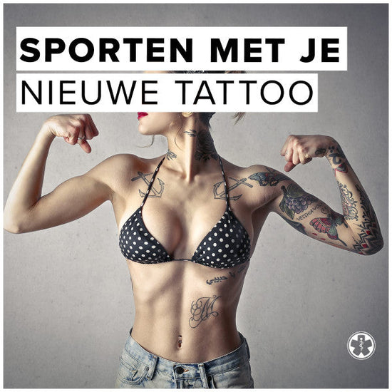 Sportende vrouw met tattoos