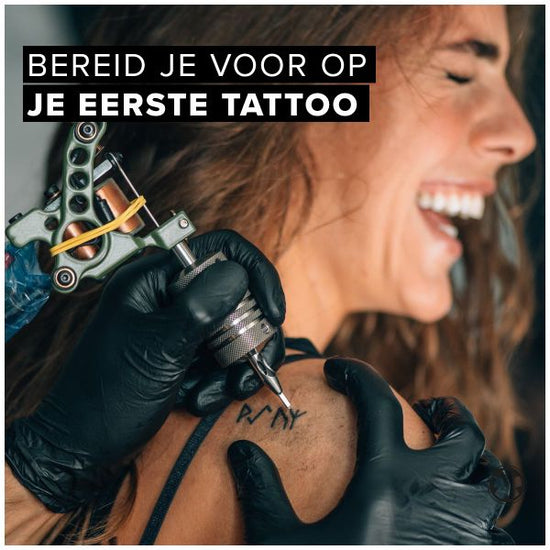 Lachende jonge vrouw wordt getattoëerd op haar schouder