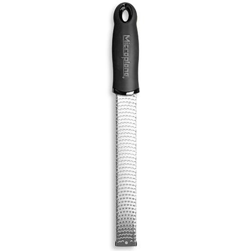 https://cdn.shopify.com/s/files/1/0473/5398/7229/products/microplane-microplane-premium-classic-zester-grater-black-098399460208-19593607348384_1600x.jpg?v=1626103984