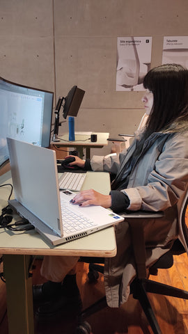 Persona sentada frente a su computador. La pantalla del computador está justo frente a sus ojos a aproximadamente 40 cm de distancia.