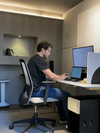 GIF de persona usando un escritorio de pie en una oficina