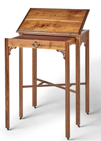 El Monticello Tall Adaptable Desk, el escritorio ajustable usado por Thomas Jefferson. Con tapa de nogal negro en ángulo ajustable. Superficie de escritura plana de cuero labrado extendida en el frente.