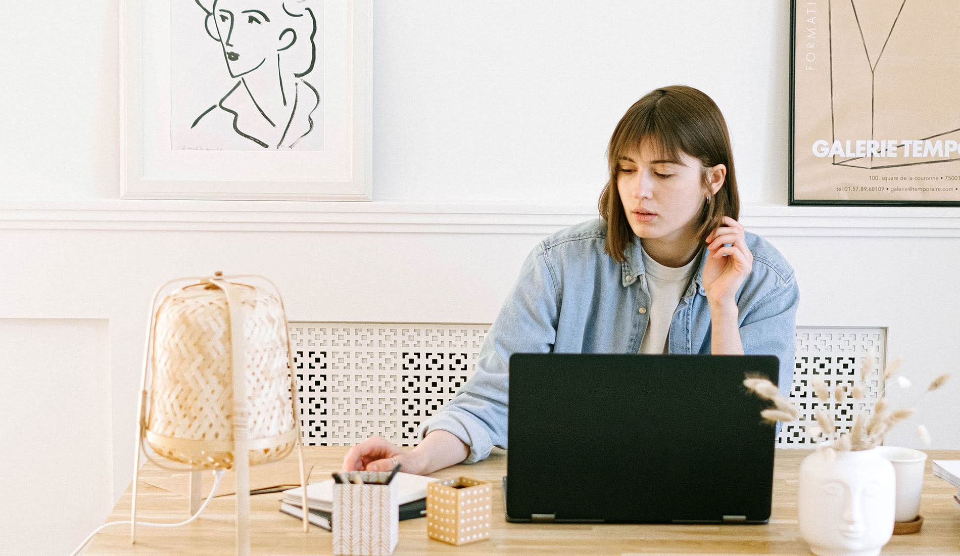 Mujer en Home Office