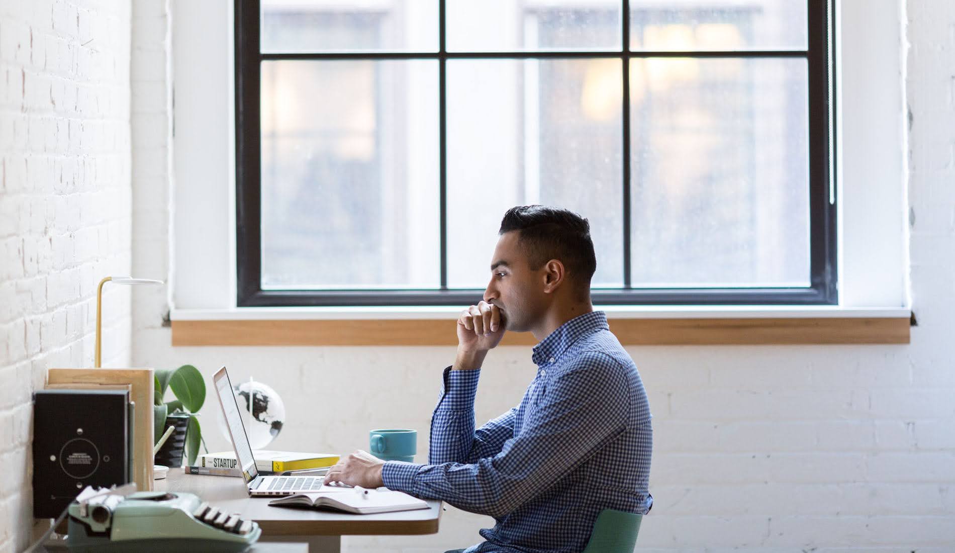 Hombre en Home Office