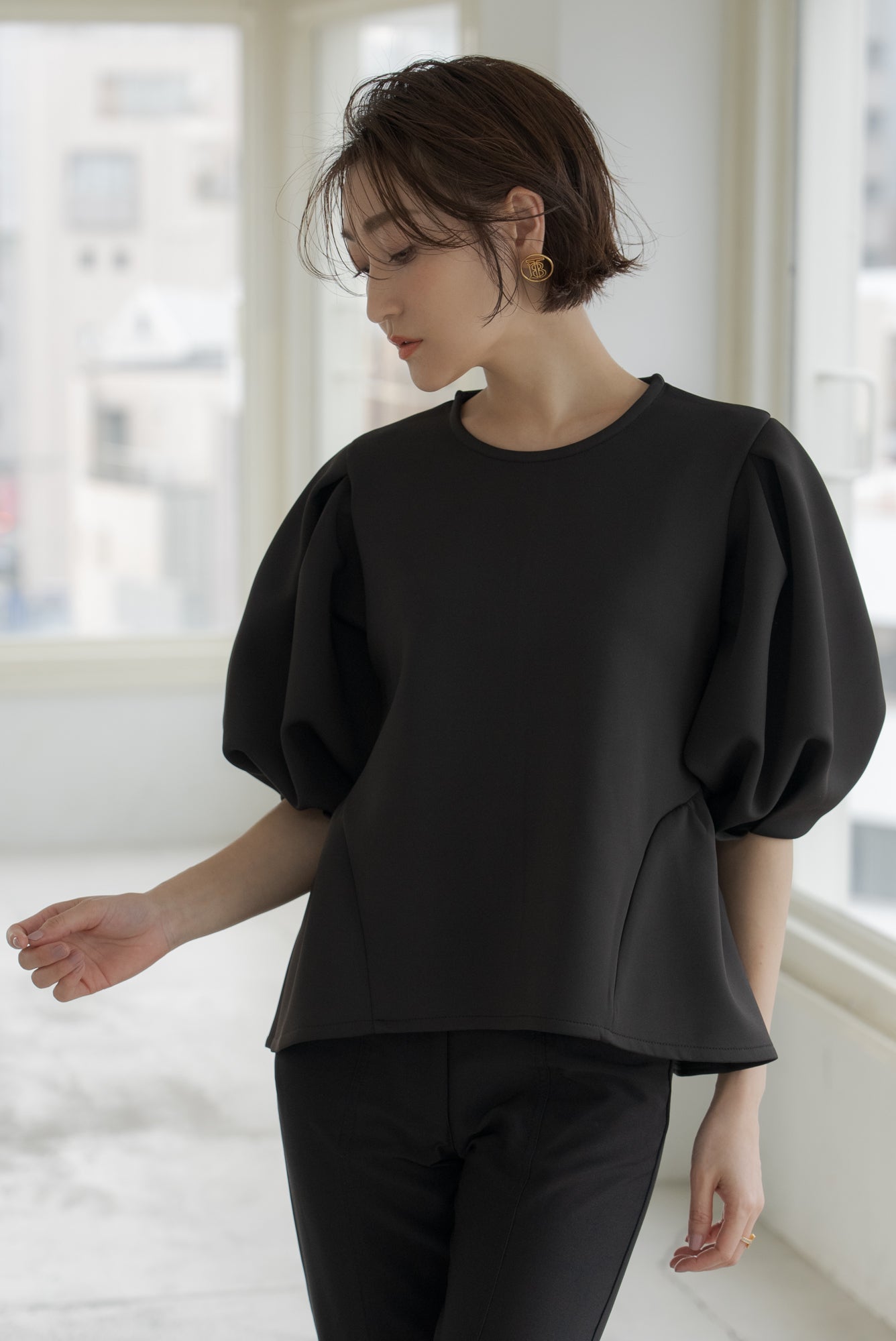 TUCK SLEEVE PUNCH PULLOVER