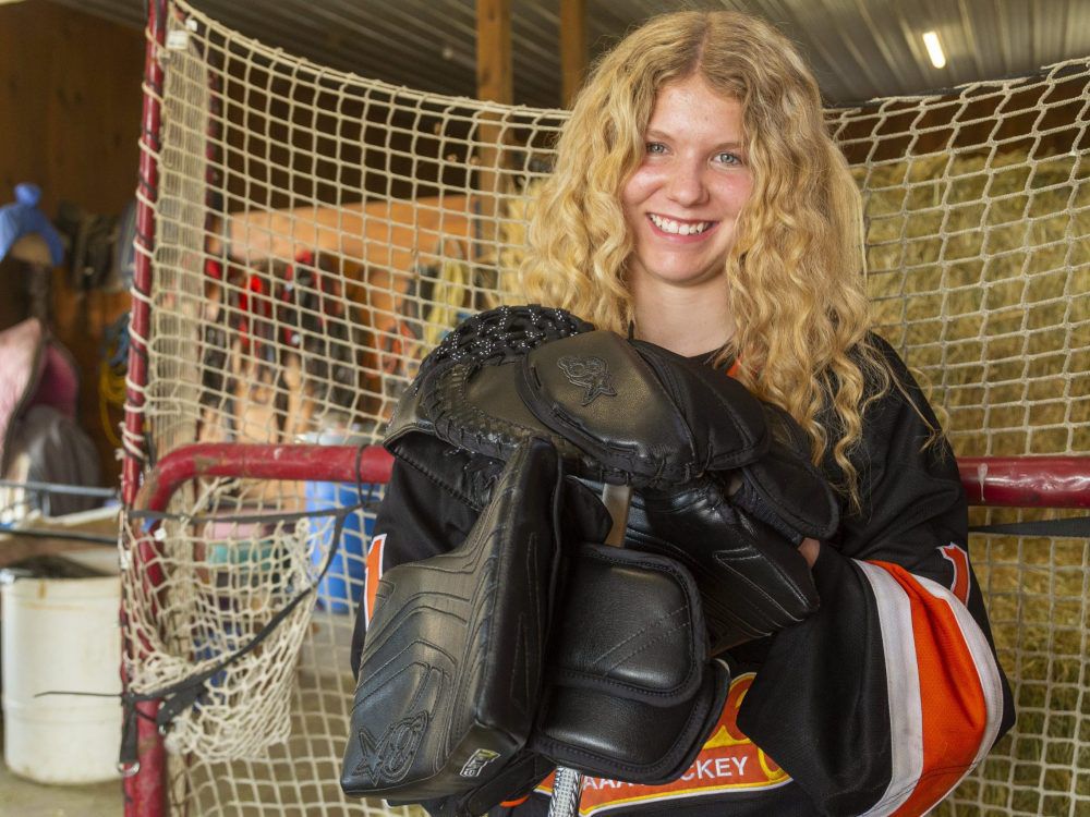 Taya Currie - Goalie- Goaler- Gardienne de buts - OHL- Hockey - Ligue de Hockey de l'Ontario - Sting - Sarnia - Chiefs - Elgin- Middlesex - First woman drafted in the OHL