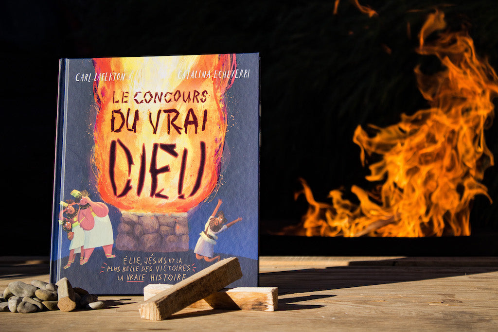 Concours du vrai Dieu livre pour enfants devant feu