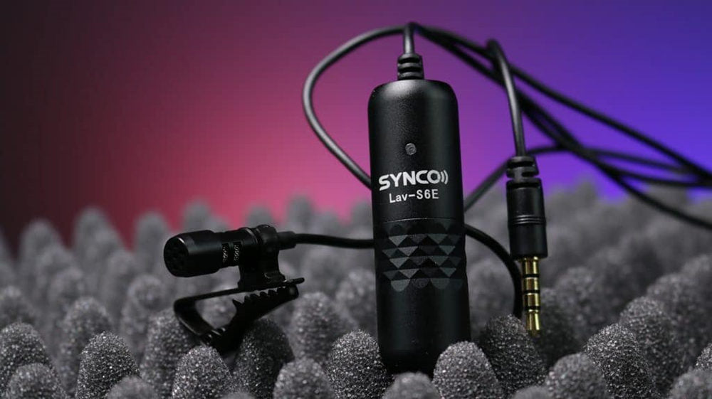 SYNCO S6E mini lavalier microphone features 3.5mm jack and working status indicator.