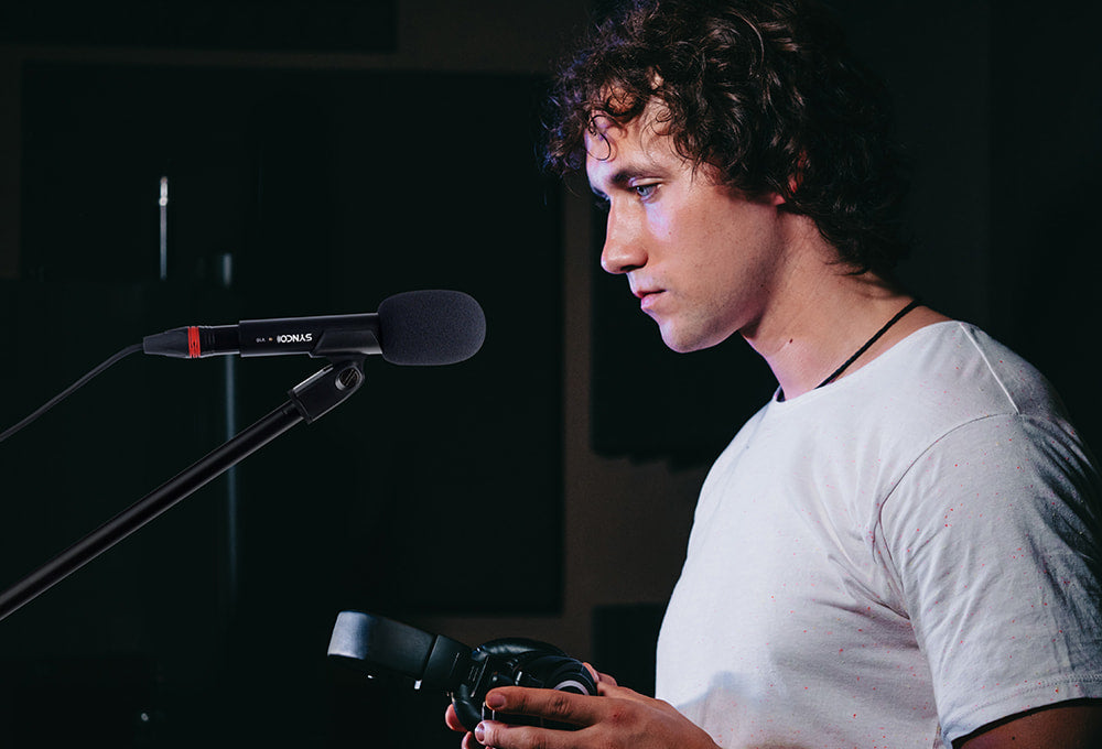 El micrófono de condensador de grabación de estudio SYNCO V10 se utiliza para la grabación vocal.