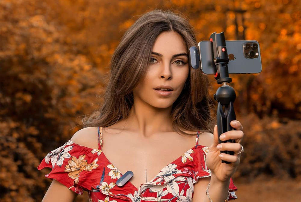 SYNCO P1 wireless clip on microphone for phone is used for outdoor filming.