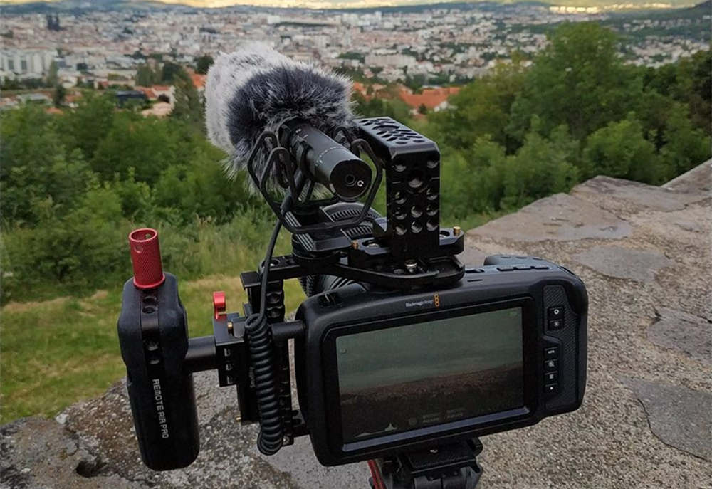 El micrófono de cañón SYNCO D30 para grabación de campo está montado en la cámara con protector antiviento peludo y montaje antichoque incluidos.
