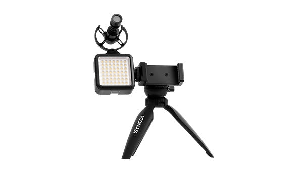 El kit 2 de vlogging para teléfono SYNCO está compuesto por un micrófono pequeño, un minitrípode y una luz de video.