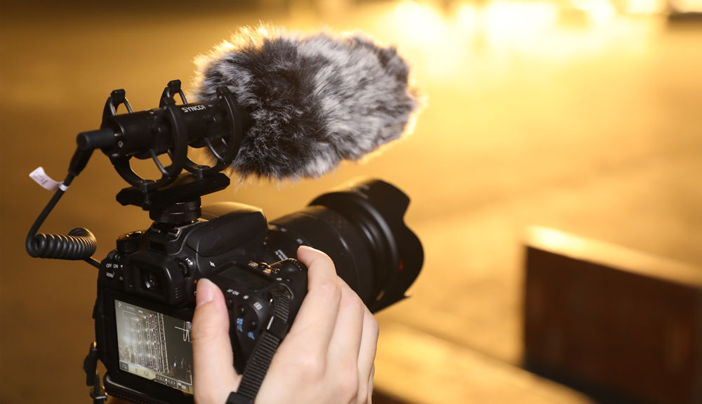 SYNCO D30 unidirectional microphone for DSLR is mounted on the camera with shock mount.