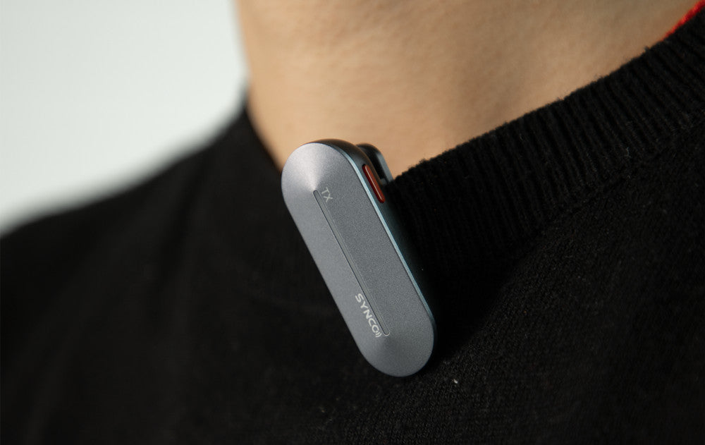 SYNCO P1 wireless lavalier microphone for Android is clipped on the collar.