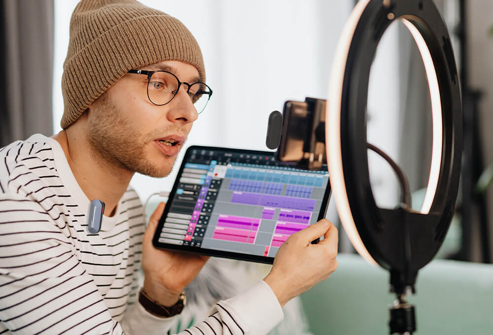 SYNCO P1L is a wireless mic for live streaming that you can use with iPhone.