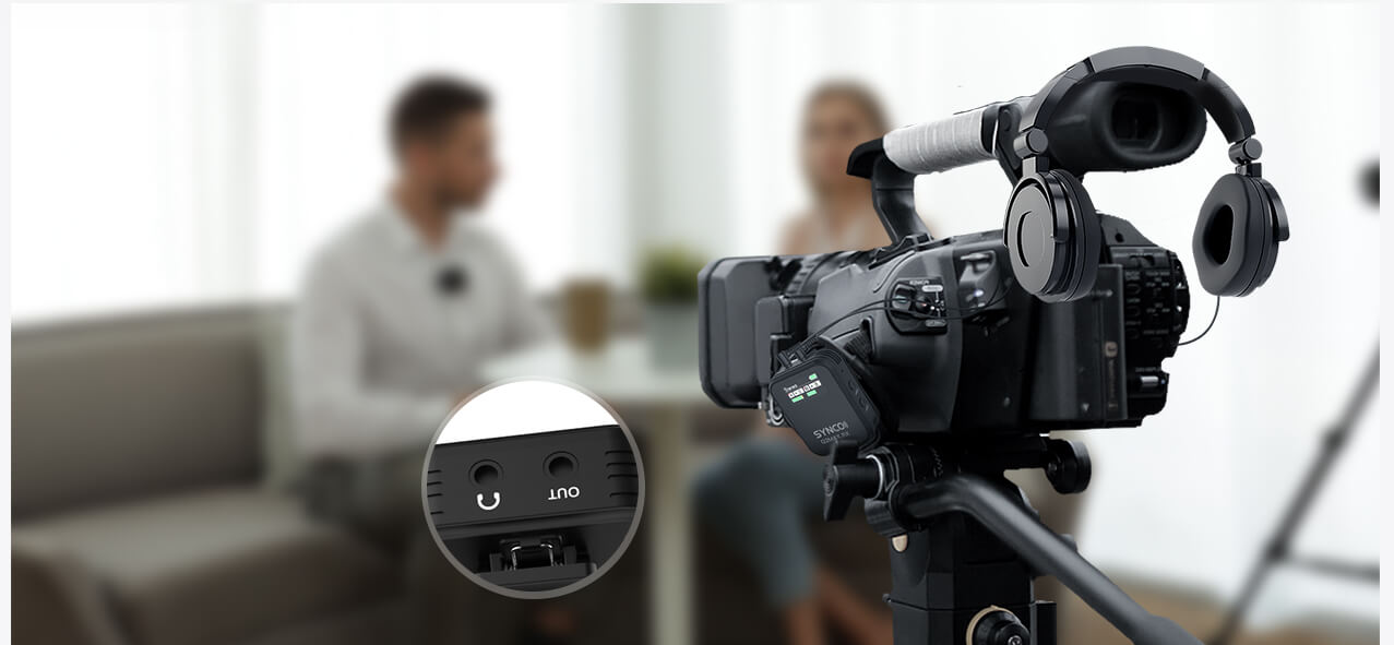 The SYNCO G2 Max receiver can be connected to the camera and has a headphone port.