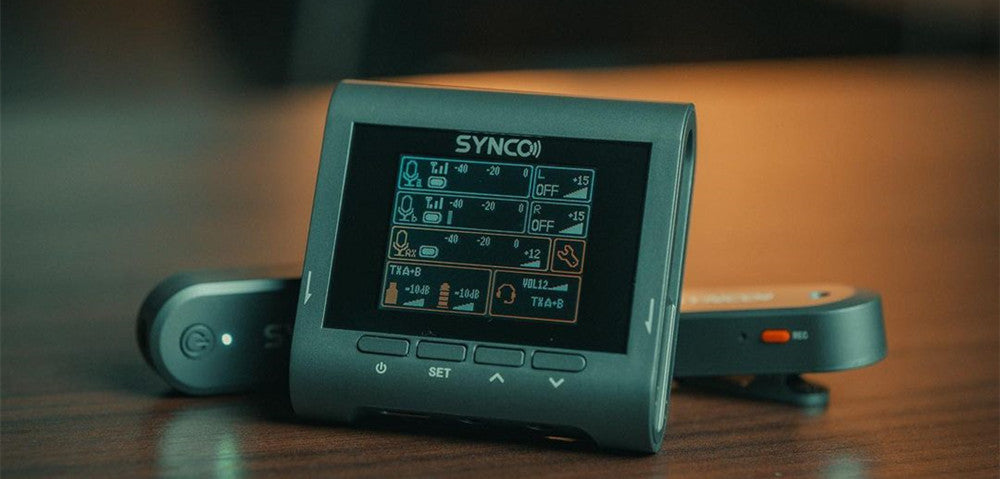 SYNCO G3 wireless microphone for cell phone recording consists of two transmitters and a receiver carrying a screen.