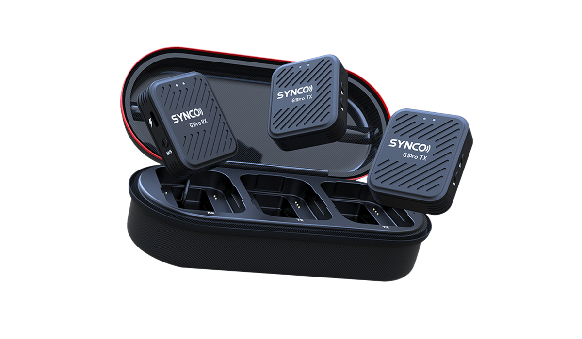 SYNCO G1 Pro 1-trigger-2 version consists of two transmitters, a receiver, and a charging & carrying case.