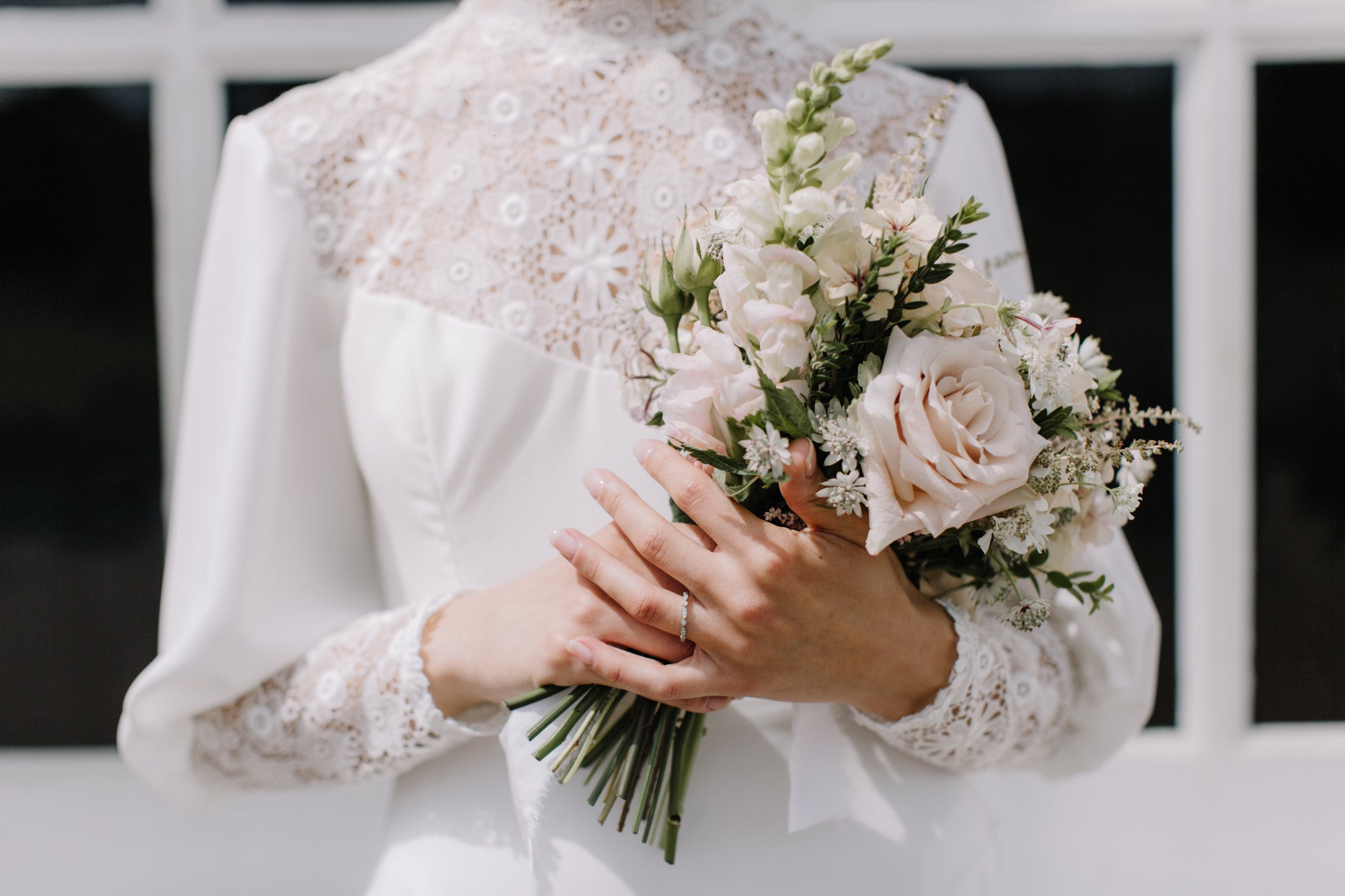 Scalloped diamond wedding ring with millegrain