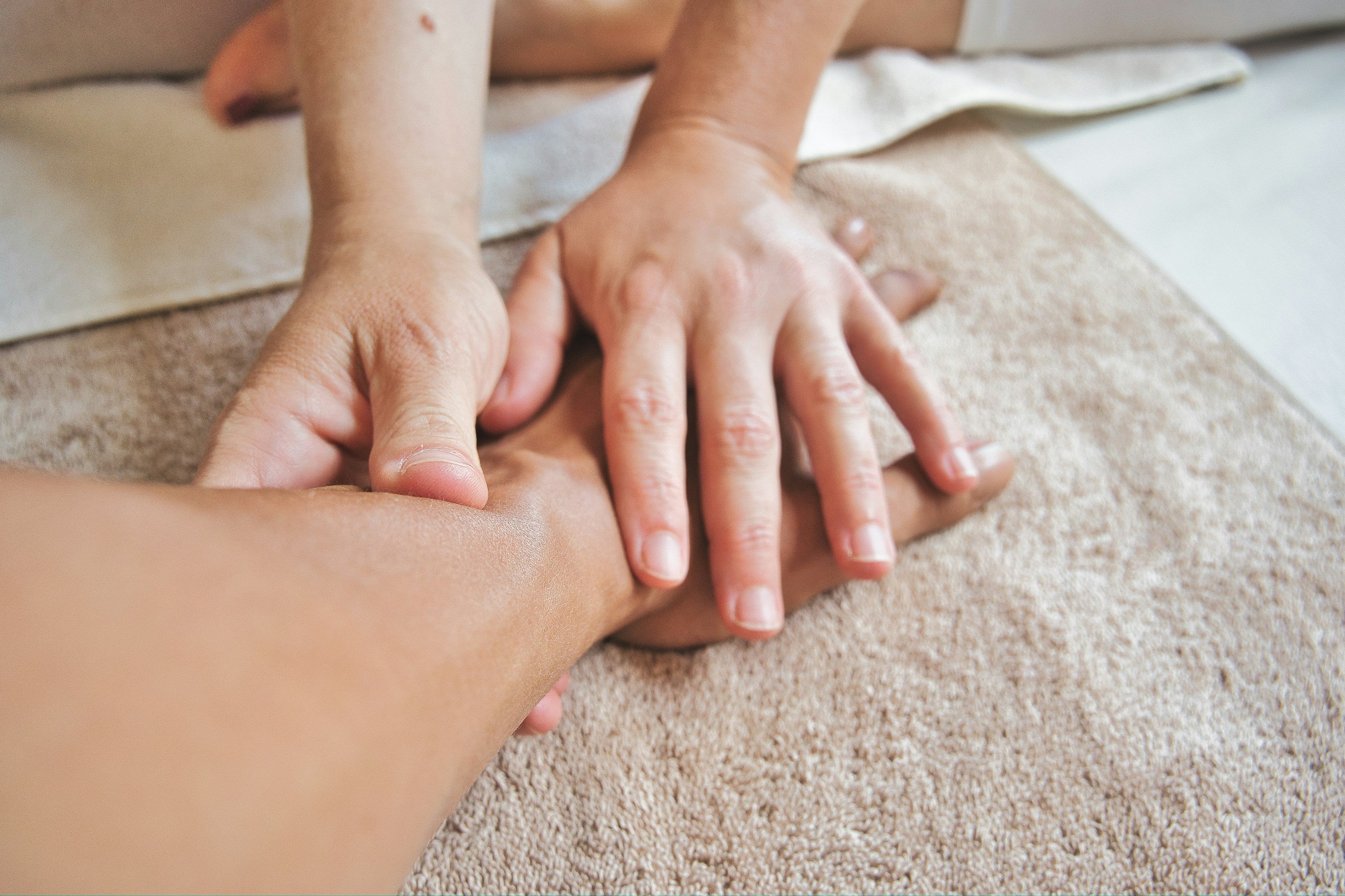 Massage am Handgelenk