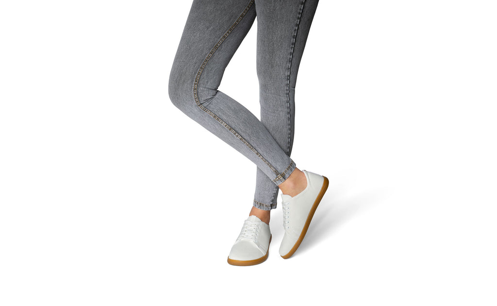 Model trägt Barfußschuhe Original Knit der Marke Feelgrounds in der Farbe Off White zu hellgrauen Skinny Jeans