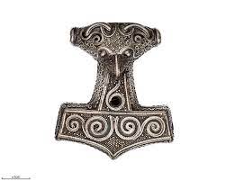 Photographie d'un marteau de Thor plaqué d'argent trouvé en Scanie, Suède, qui appartenait autrefois à la collection du Baron Claes Kurck.