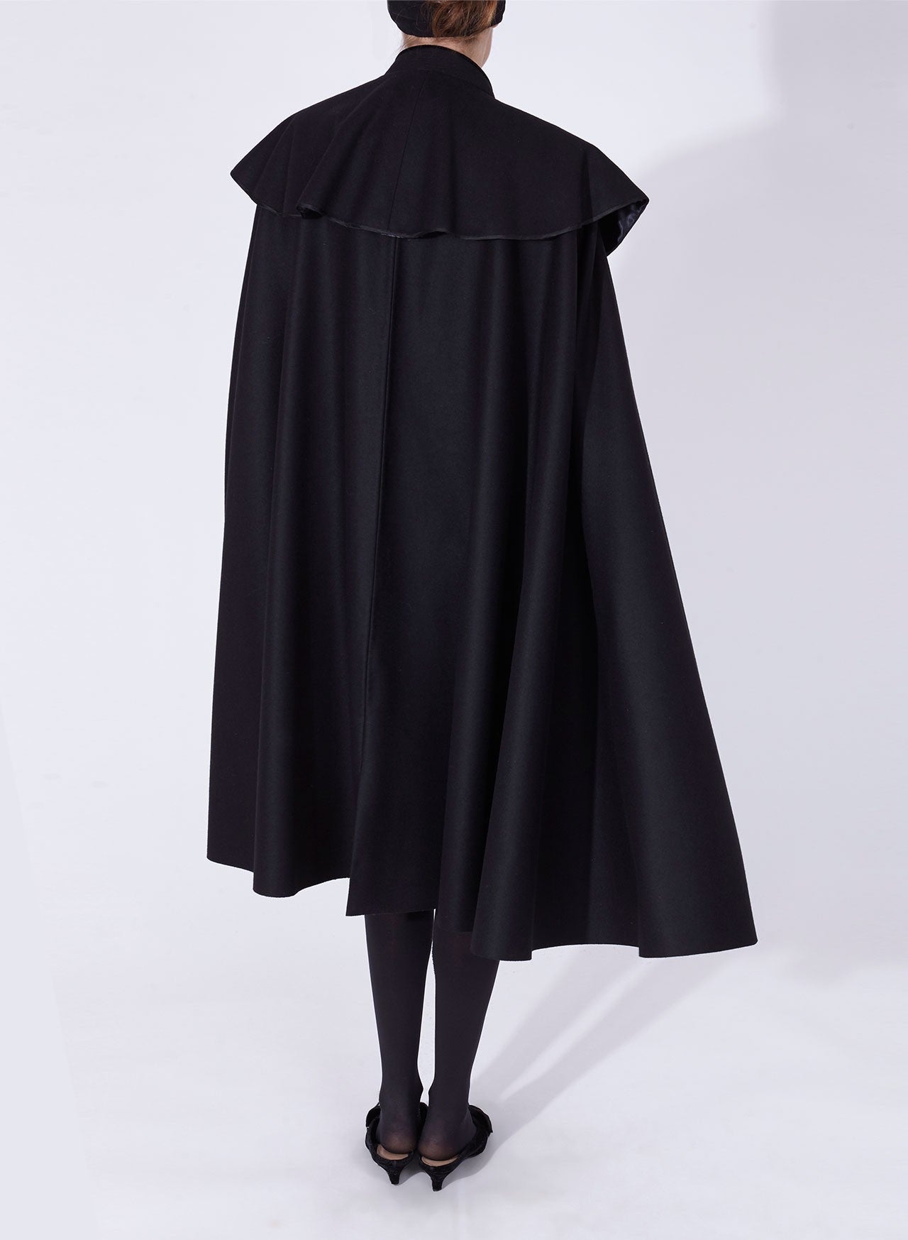 Paloma Cape Black | Seseña Capes 1901 – SESEÑA - CAPES SINCE 1901