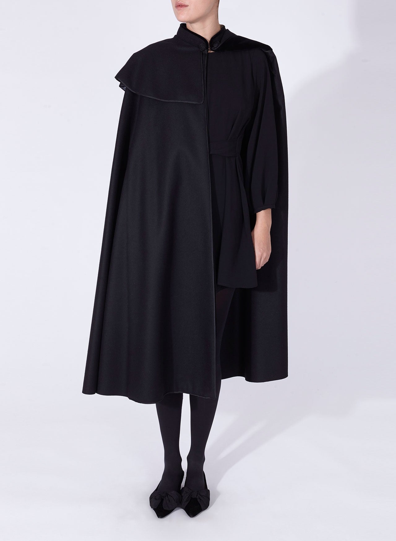 Paloma Cape Black | Seseña Capes 1901 – SESEÑA - CAPES SINCE 1901