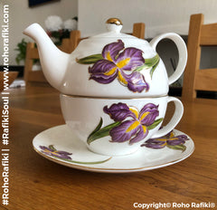 Iris tea pot