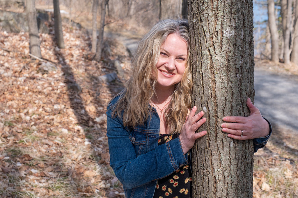 tree hugging way to practice earthing