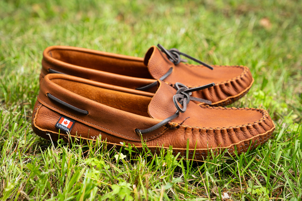 Men's wide moccasins for earthing made in Canada by wakonsun