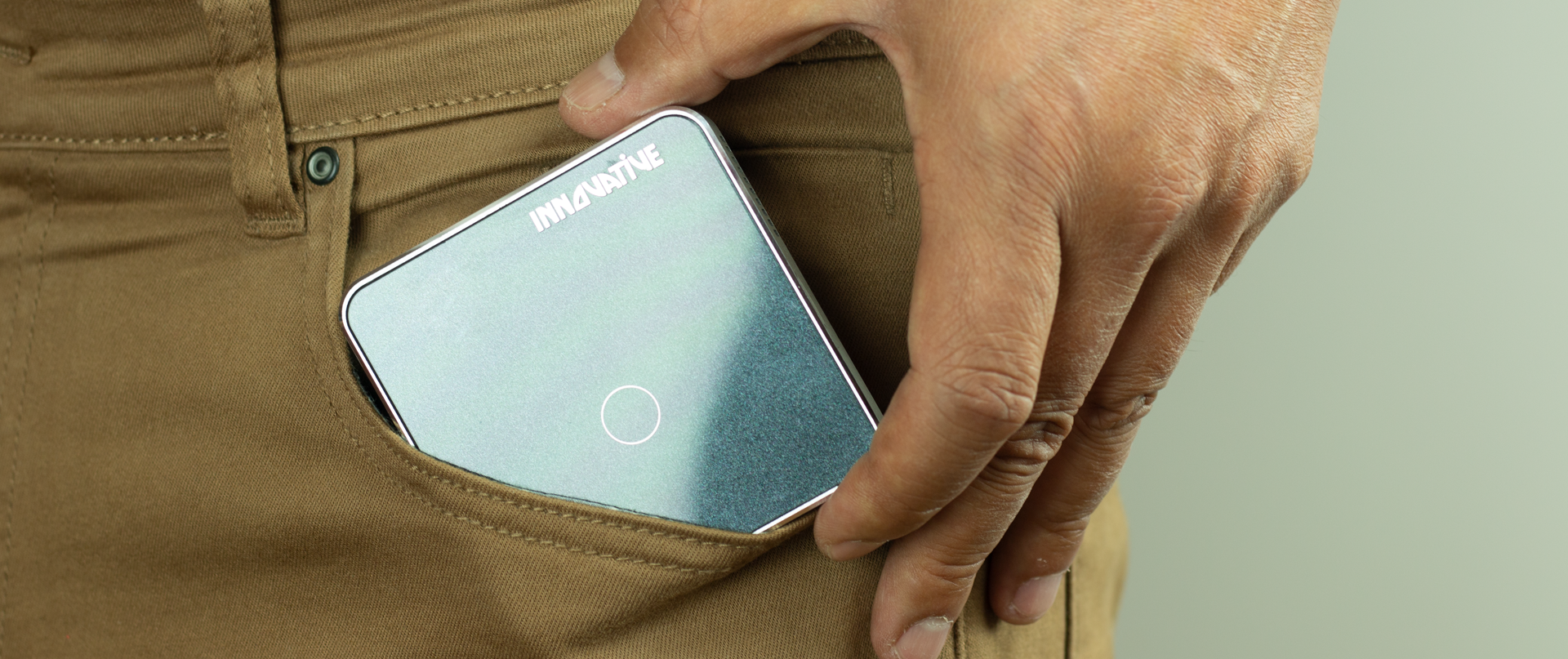 Innovative-lumiere-mini-projector-fits-into-the-pocket